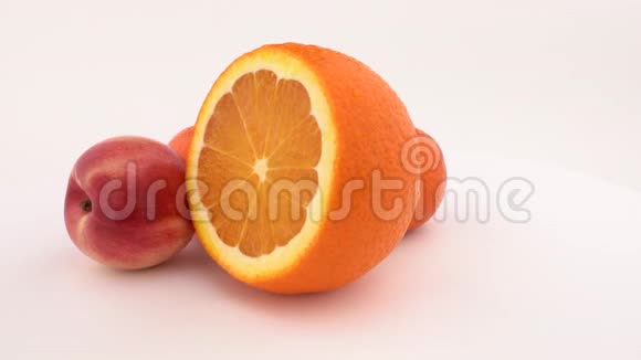 新鲜多汁的橙果曼达林和油桃在转盘上旋转孤立在白色背景上快关门视频的预览图