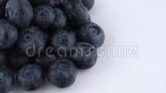 新鲜蓝莓堆的半帧宏在白色背景上缓慢旋转与世隔绝宏视频的预览图