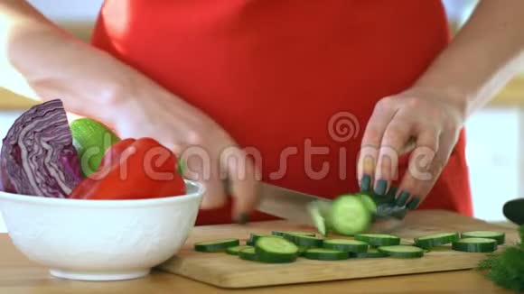女厨师女性手切黄瓜健康食品快关门4K视频的预览图