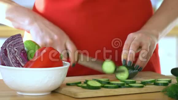 女厨师女性手切黄瓜健康食品快关门4K视频的预览图