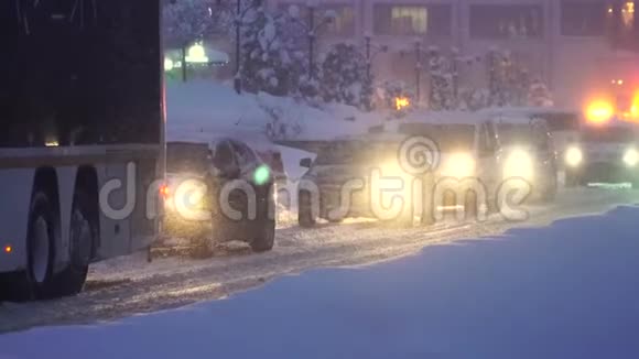 由于暴风雪汽车堵塞了交通视频的预览图