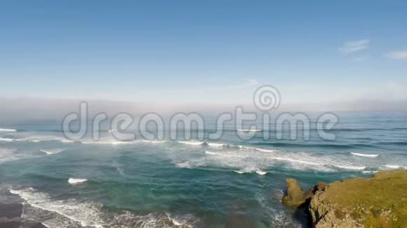 无人机在沙滩上面向大海盘旋视频的预览图