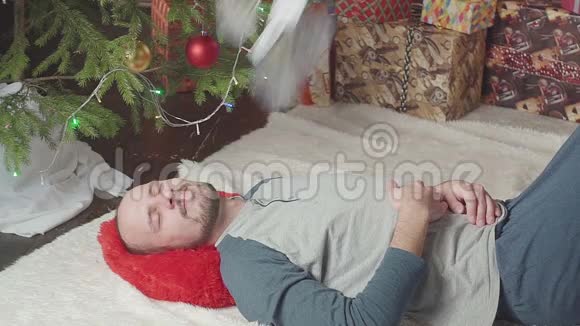 圣诞节后一个男人在一堆钱里视频的预览图