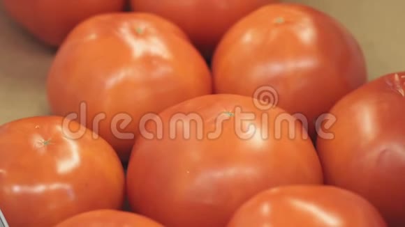 市场柜台上的红熟西红柿视频的预览图