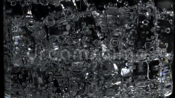 玻璃气泡汽水的宏观拍摄视频的预览图