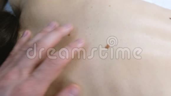 男人手碰到女人背上的痣医生体检把手和鼹鼠关起来视频的预览图