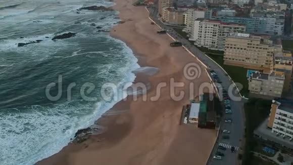 在葡萄牙波瓦德瓦齐姆空旷的海滩和海洋上空的空中拍摄视频的预览图
