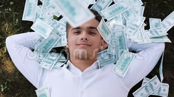 钱落在撒谎的商人身上一批百元钞票的大雨商业风格腐败胜利视频的预览图