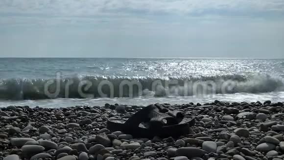 海滩有黑色的台阶海浪冲浪视频的预览图