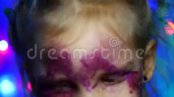 节日花环背景上的五岁女孩化妆闪光肖像视频的预览图