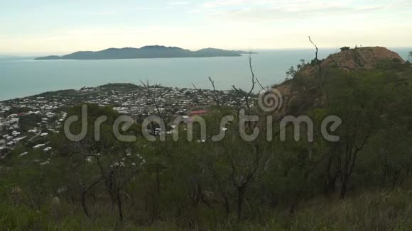 从澳大利亚昆士兰城堡山瞭望台俯瞰汤斯维尔视频的预览图