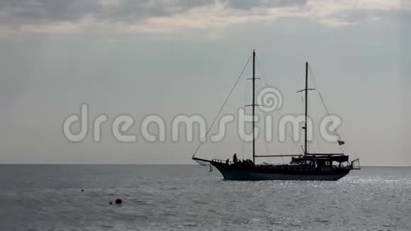 有两个桅杆在水里移动的帆船视频的预览图