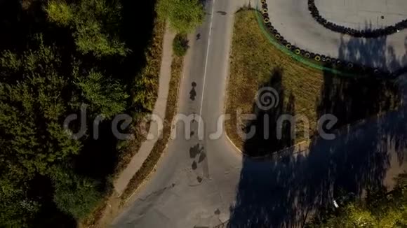 在小路卡丁车和高楼林立的卡丁车区空中飞过城市视频的预览图