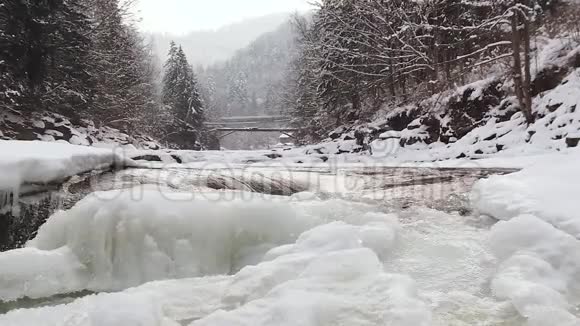 美丽的水溅在水晶天然洞穴里超级慢动作关闭视频的预览图