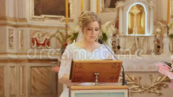 新娘在教堂婚礼上念福音上帝的话视频的预览图