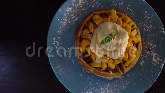 带比利时华夫饼冰淇淋和芒果的甜点视频的预览图