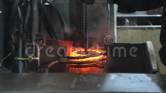 金属制品硬化设备上零件金属齿轮的硬化和热处理视频的预览图
