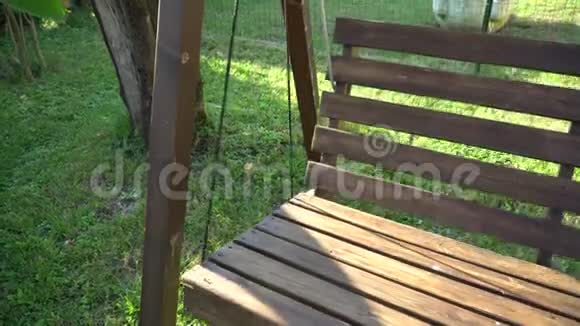 长凳老式和木制秋千在公园摆动摆动椅的运动镜头视频的预览图