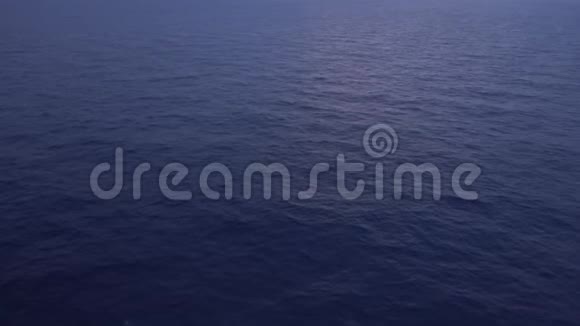 蓝色的海洋在海面上反射着灵光视频的预览图