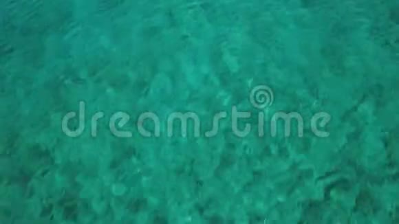 飞越爱琴海的水晶水向海岸线和山脉倾斜视频的预览图