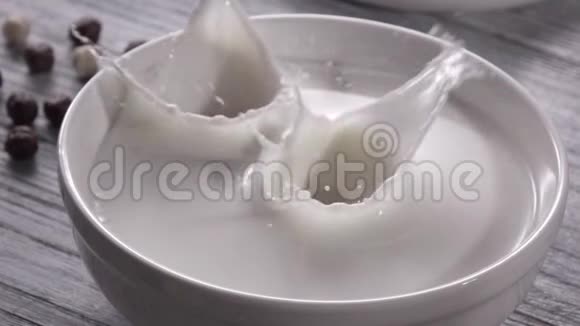 成熟的红色草莓水果和玉米球掉进一个白色的碗里牛奶溅了起来特写慢动作牛奶视频的预览图