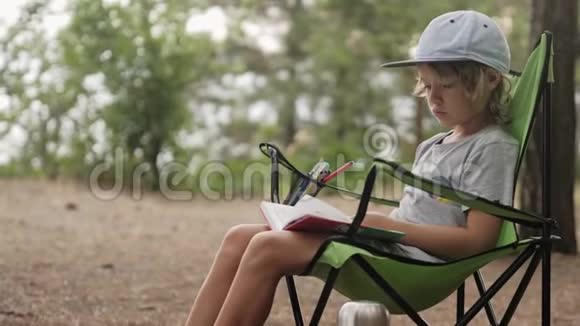 孩子读一本关于木头背景的书视频的预览图