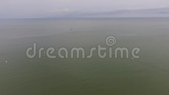 太阳渔船在阴云密布的海面上航行视频的预览图