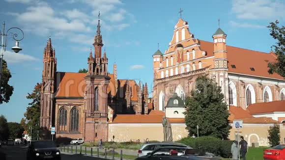 立陶宛维尔纽斯圣安妮教堂圣弗朗西斯教堂和圣伯纳德教堂附近的人们视频的预览图
