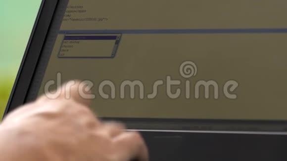 开发人员在笔记本电脑上写程序代码视频的预览图