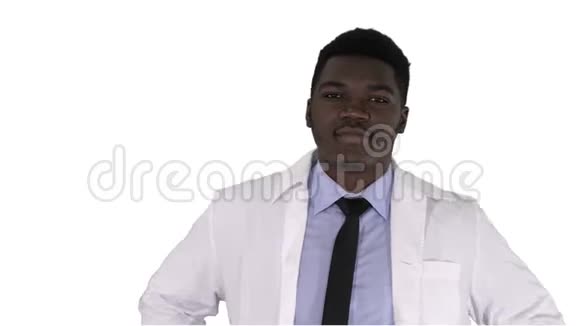 男性非洲医生站在他的口袋在白色背景视频的预览图