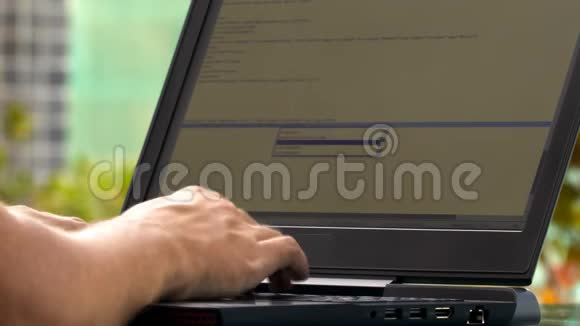 计算机系统程序员创建笔记本电脑应用程序视频的预览图