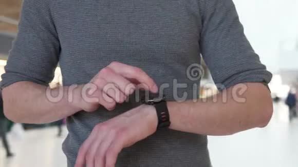 手触摸智能手表视频的预览图