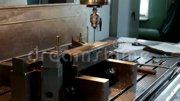 钻机在金属工件上钻一个开口制造零件和组件生产和视频的预览图