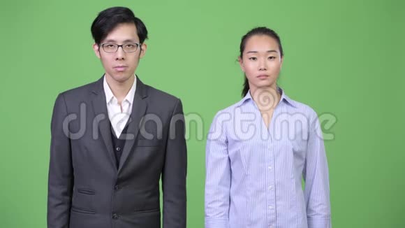 年轻的亚洲商务夫妇一起竖起大拇指视频的预览图