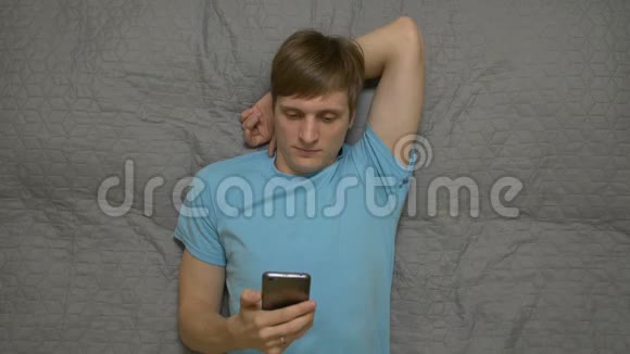 年轻人在床上打电话视频的预览图