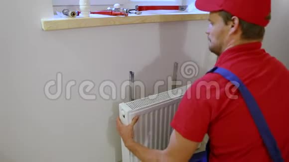 水管在墙上安装暖气片视频的预览图