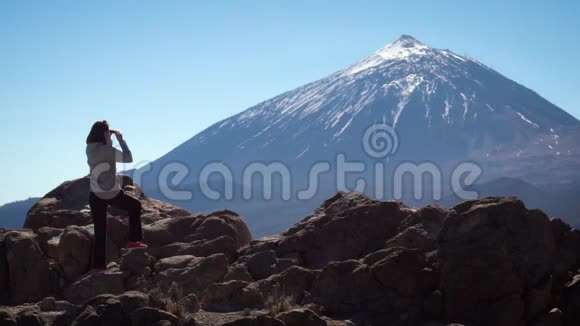游客用望远镜观察泰德火山视频的预览图