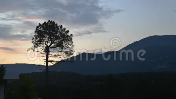 法国普罗旺斯的佩斯阿里埃的时光流逝夏天的山丘和阿尔卑斯山的山脚下靠近格拉斯视频的预览图