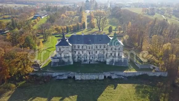 古老的皮德希提城堡乌克兰从鸟瞰城堡景色视频的预览图