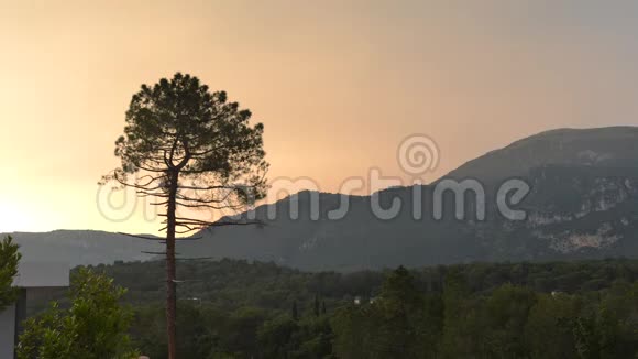 法国普罗旺斯的佩斯阿里埃的时光流逝夏天的山丘和阿尔卑斯山的山脚下靠近格拉斯视频的预览图