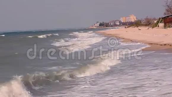 沙滩上的浪沙滩上的浪酒店的背景视频的预览图