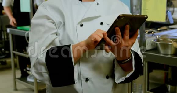 厨房4k的女厨师使用数码平板电脑视频的预览图