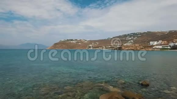 飞越爱琴海的水晶水飞向海岸线和山脉视频的预览图
