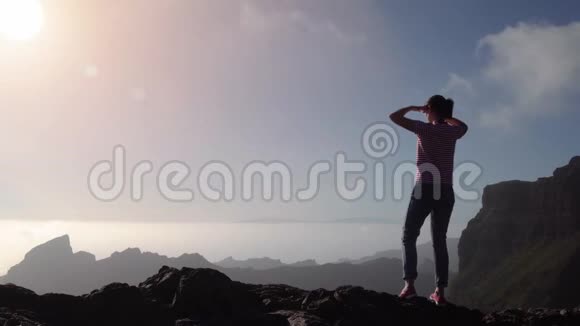 旅游女孩看着山和太阳视频的预览图