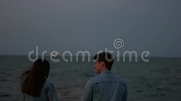 一对走在海边的夫妇视频的预览图