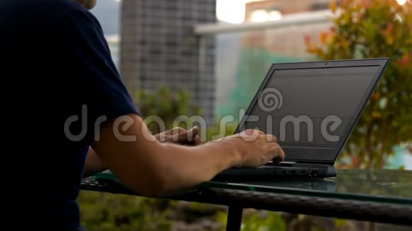 他在屋顶露台上用电脑程序视频的预览图