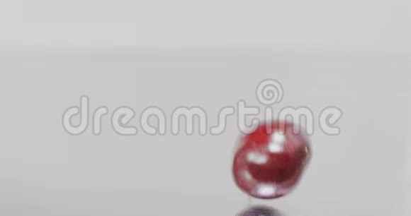 一个成熟的红色大樱桃的特写慢慢落下填满屏幕慢动作浆果背景全高清视频视频的预览图