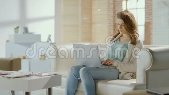 年轻忙碌的女性在家里用笔记本电脑工作看起来很沮丧视频的预览图