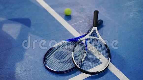 网球和球拍在一个蓝色球场有空间复制视频的预览图