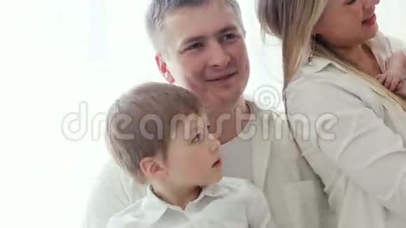 一个有两个儿子的家庭背景是一扇大窗户视频的预览图